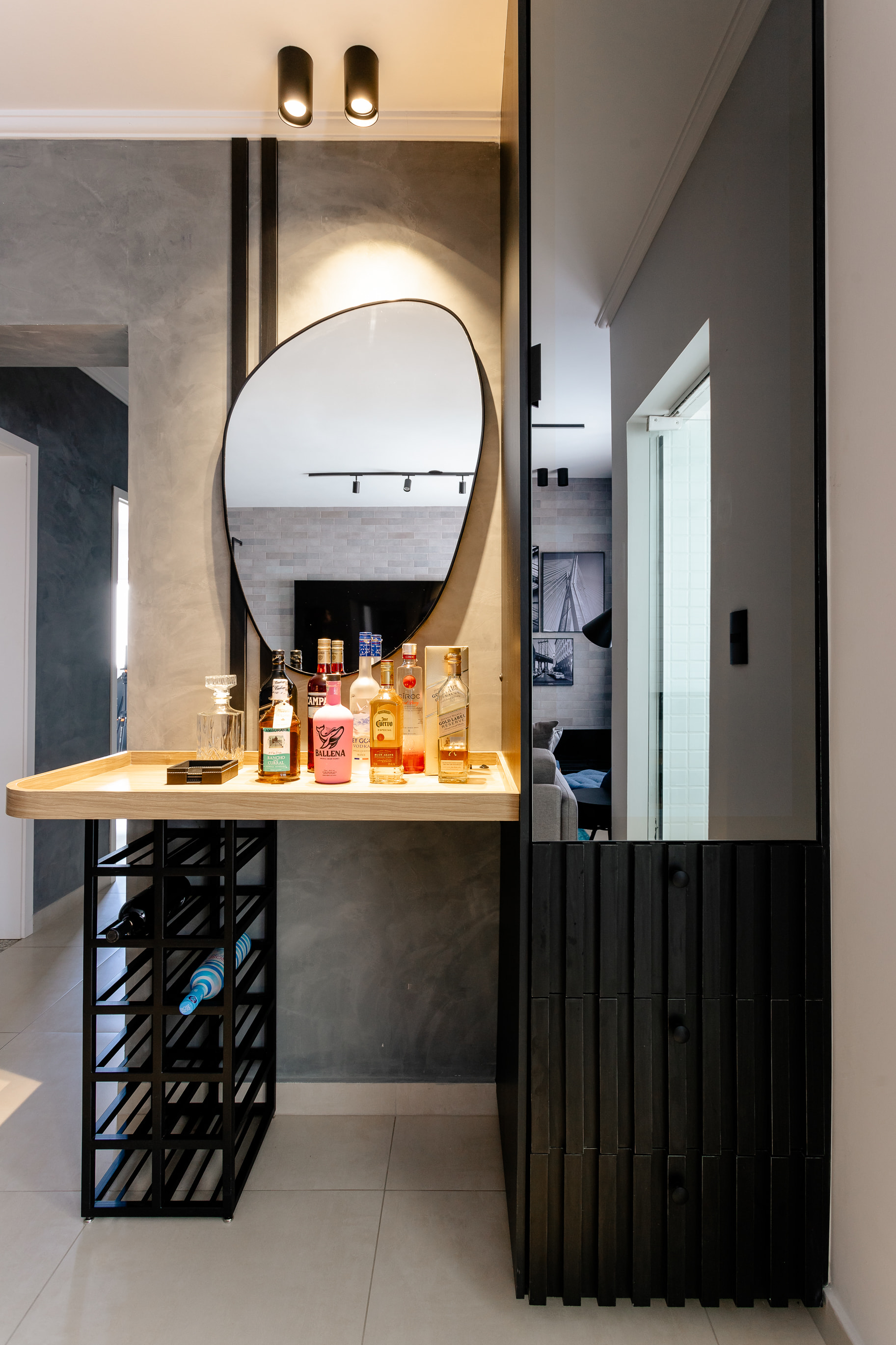 Corredor de apartamento com paredes em cimento queimado e iluminação indireta