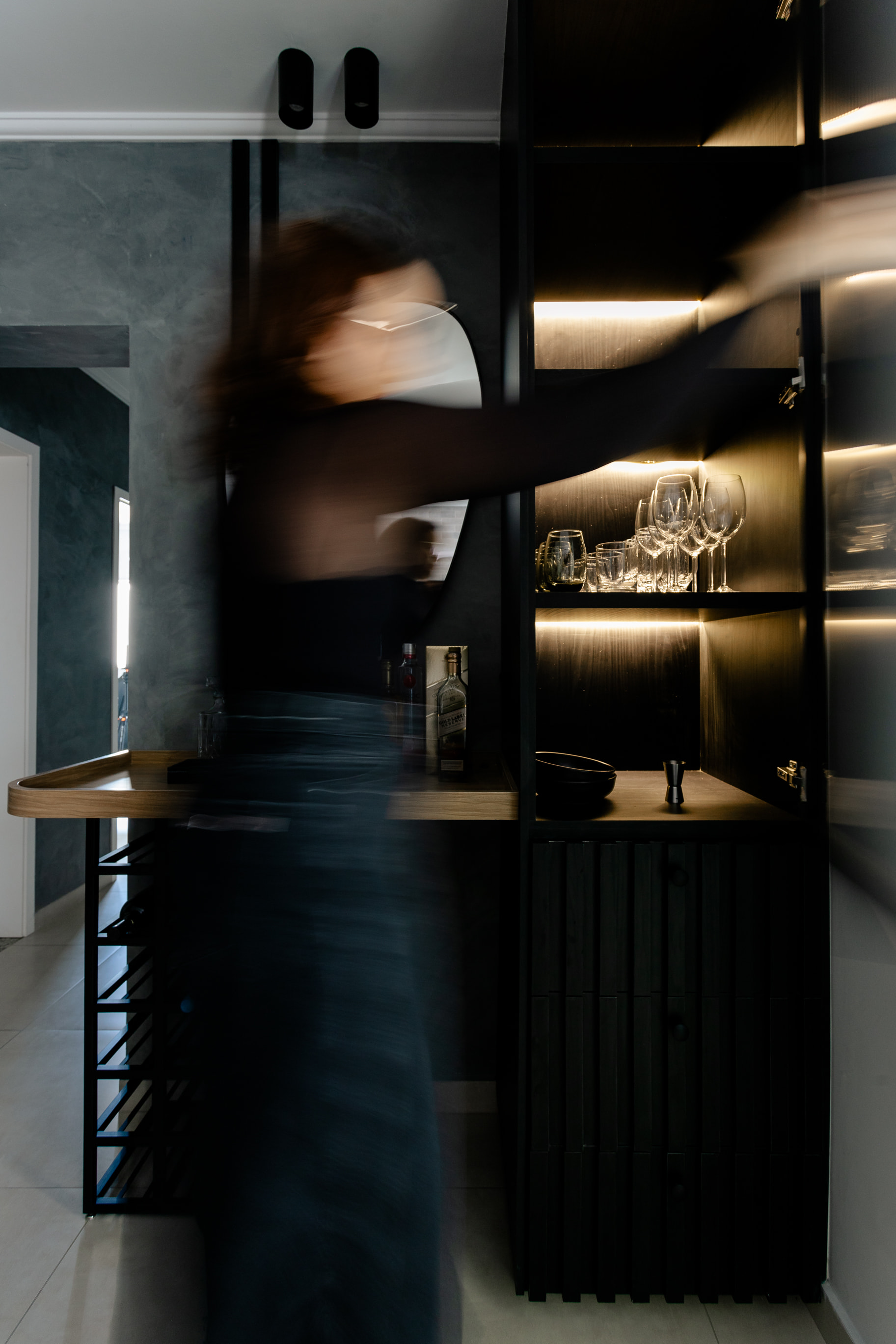 Lavabo contemporâneo com pia esculpida em projeto de interiores moderno para apartamentos