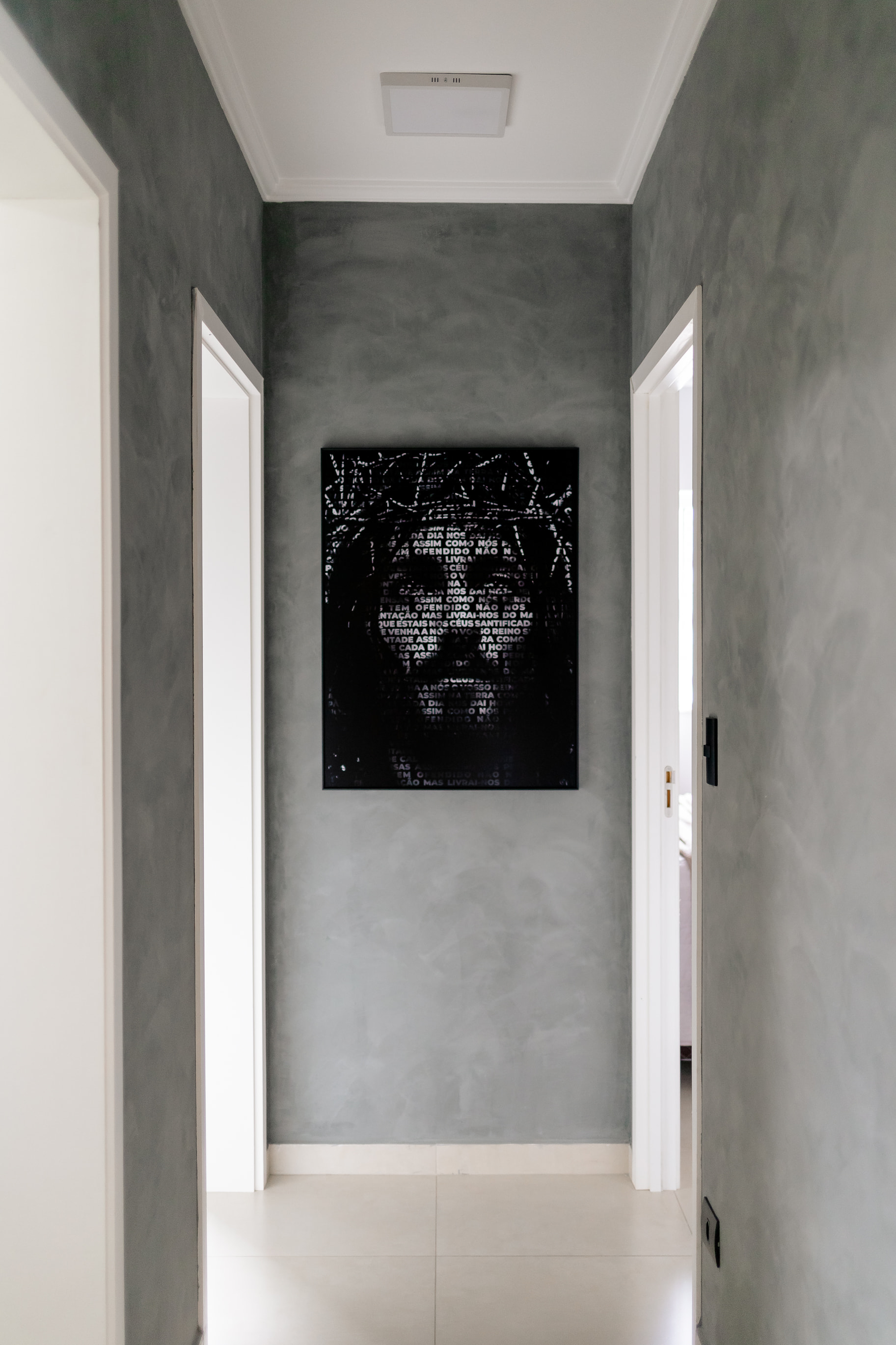 Área gourmet compacta com acabamentos escuros e iluminação industrial moderna