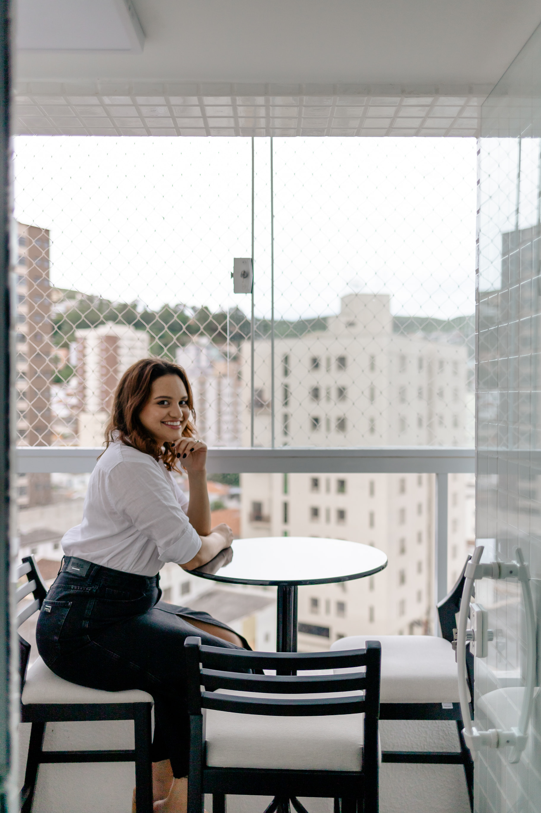 Iluminação embutida no forro de gesso em projeto de interiores sofisticado para apartamentos