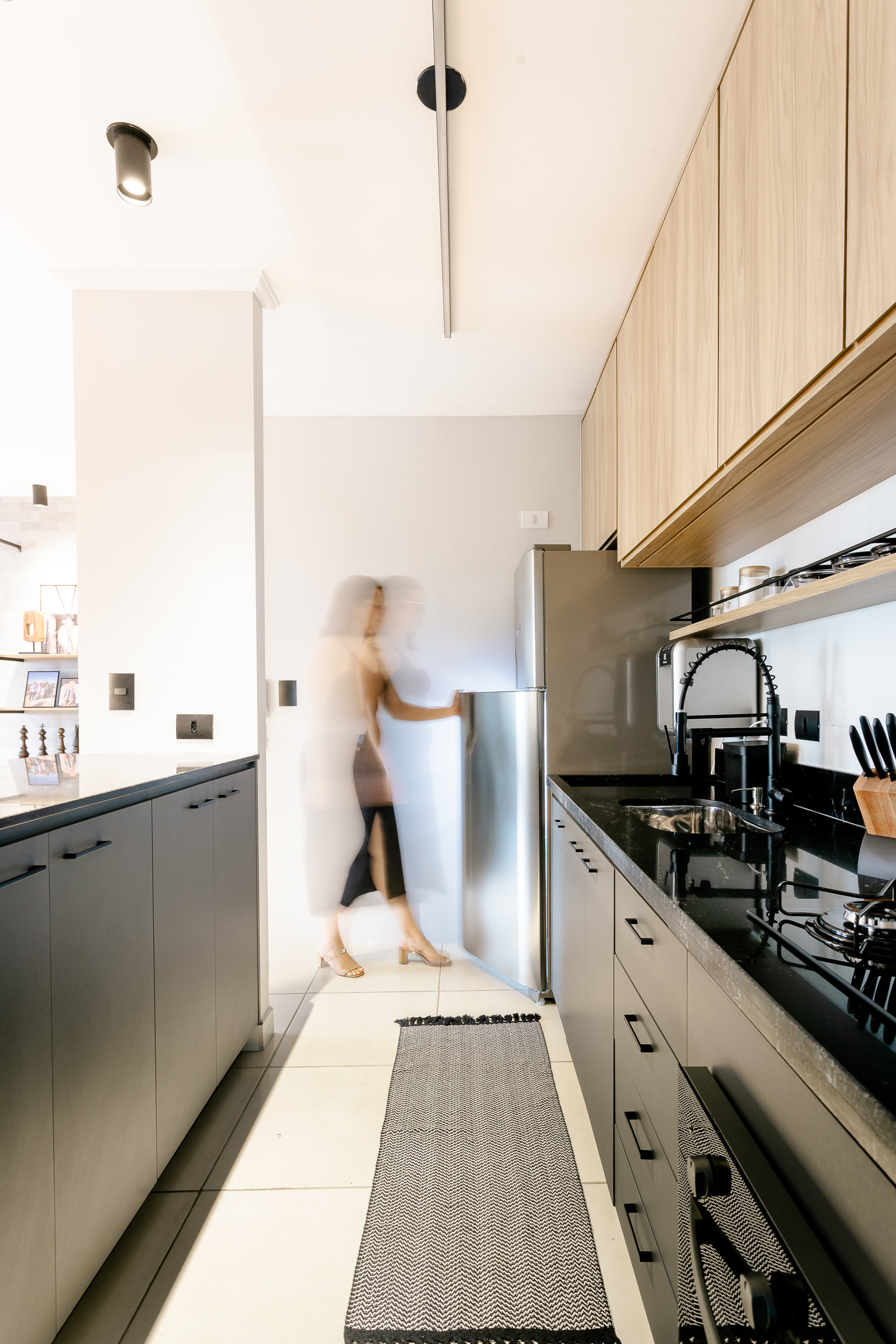 Corredor iluminado com spots embutidos em projeto de apartamento funcional