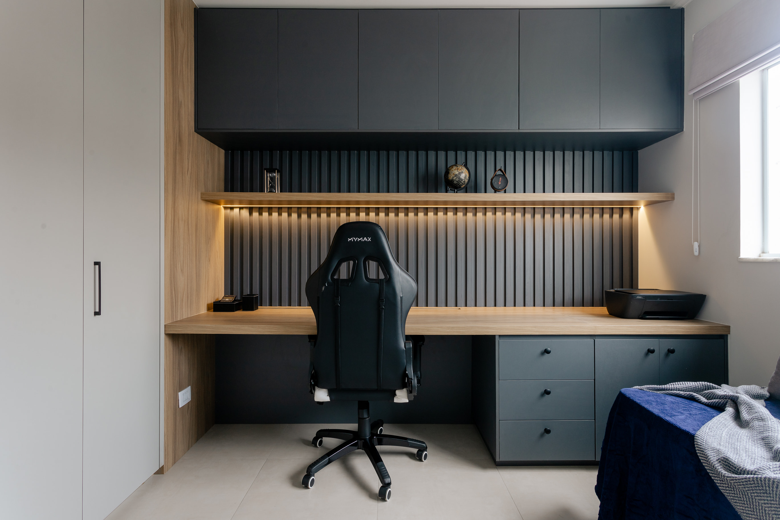 Parede em cimento queimado na cozinha de apartamento com design industrial moderno