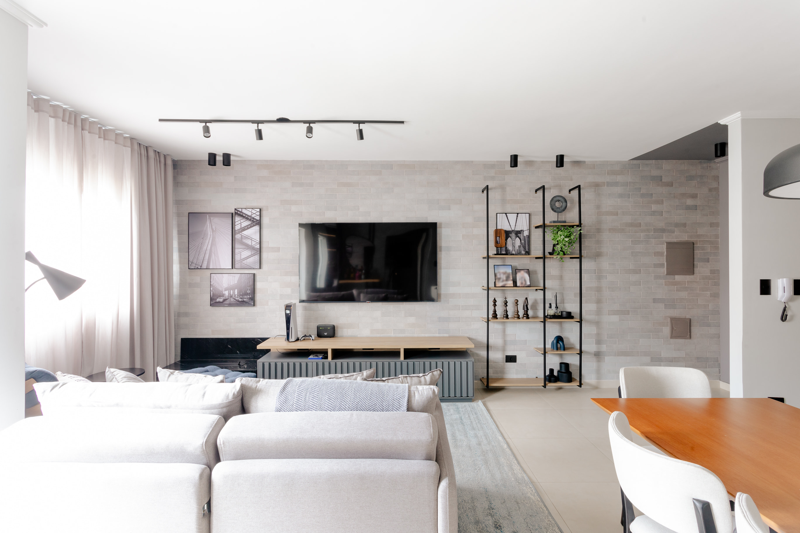 Bancada de cozinha em pedra escura com iluminação embutida em projeto de interiores sofisticado