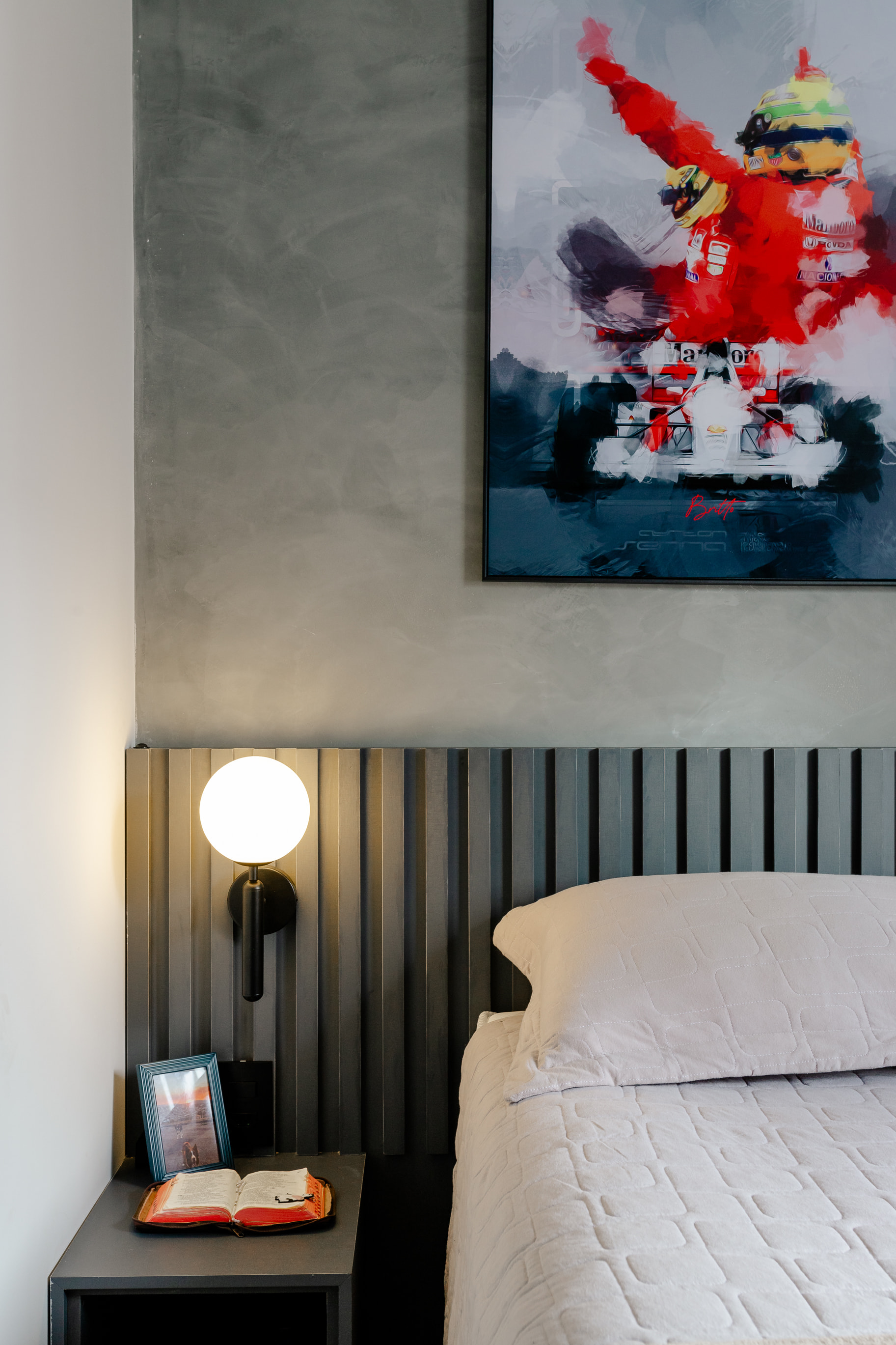 Quarto principal decorado com roupa de cama neutra e toques de azul no projeto residencial