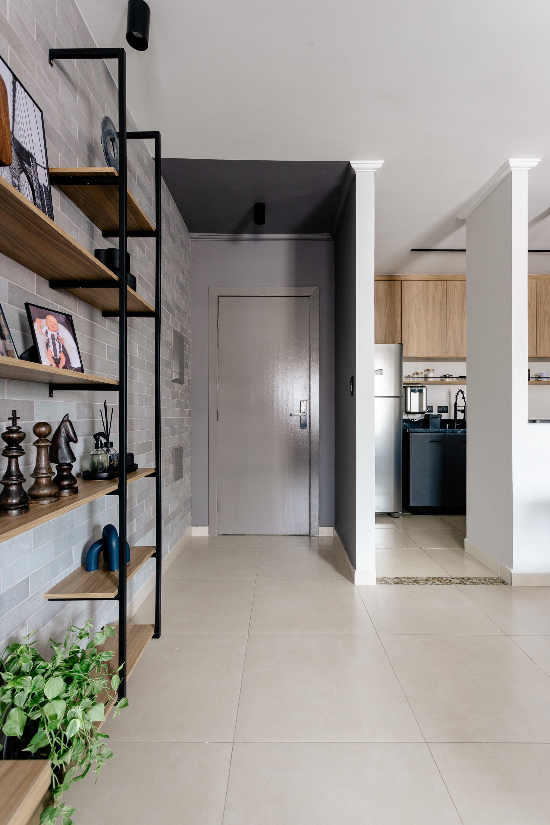 Sala de jantar com mesa de madeira e cadeiras pretas em projeto de interiores urbano e elegante