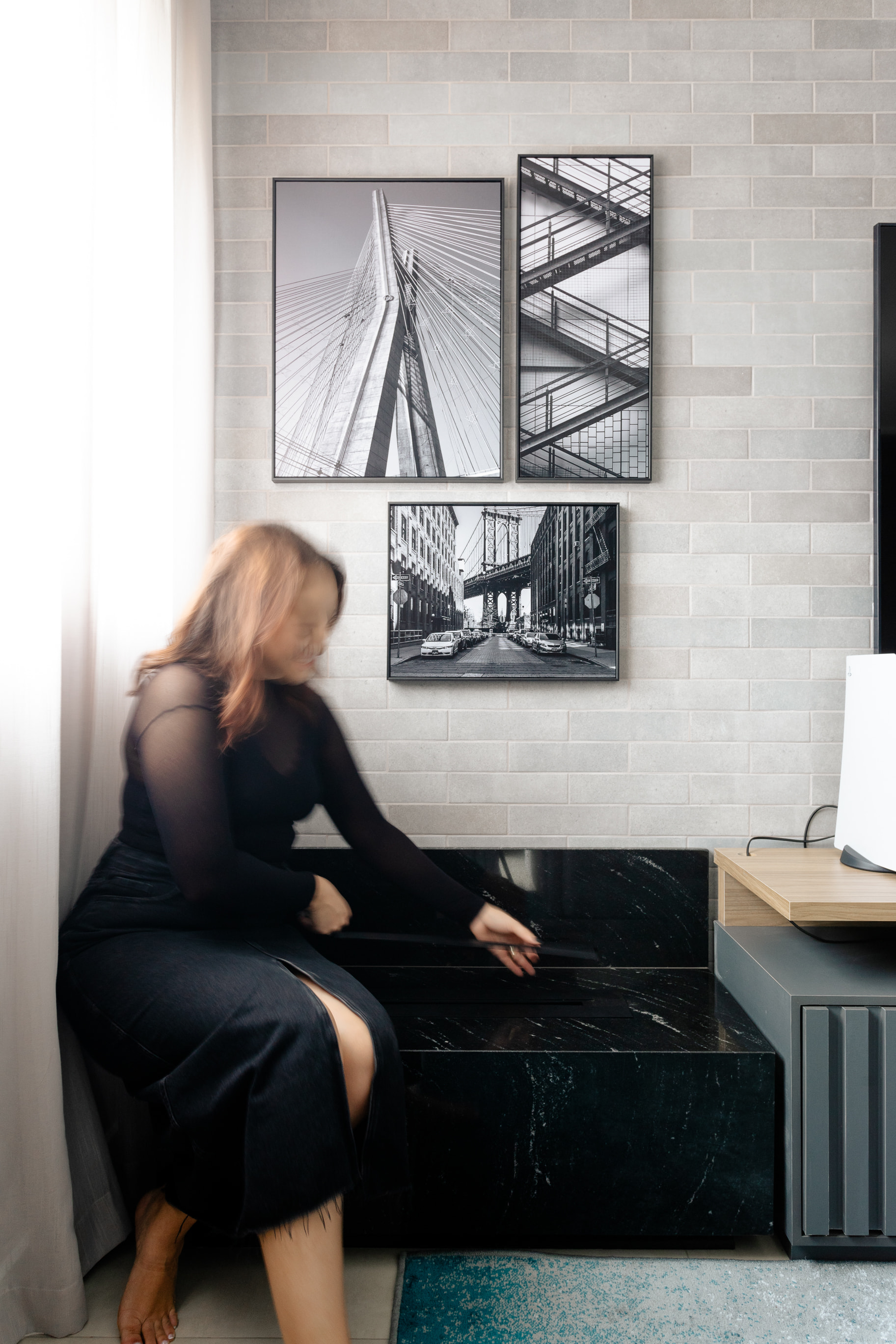 Painel ripado de madeira para sala de TV em projeto de interiores de alto padrão